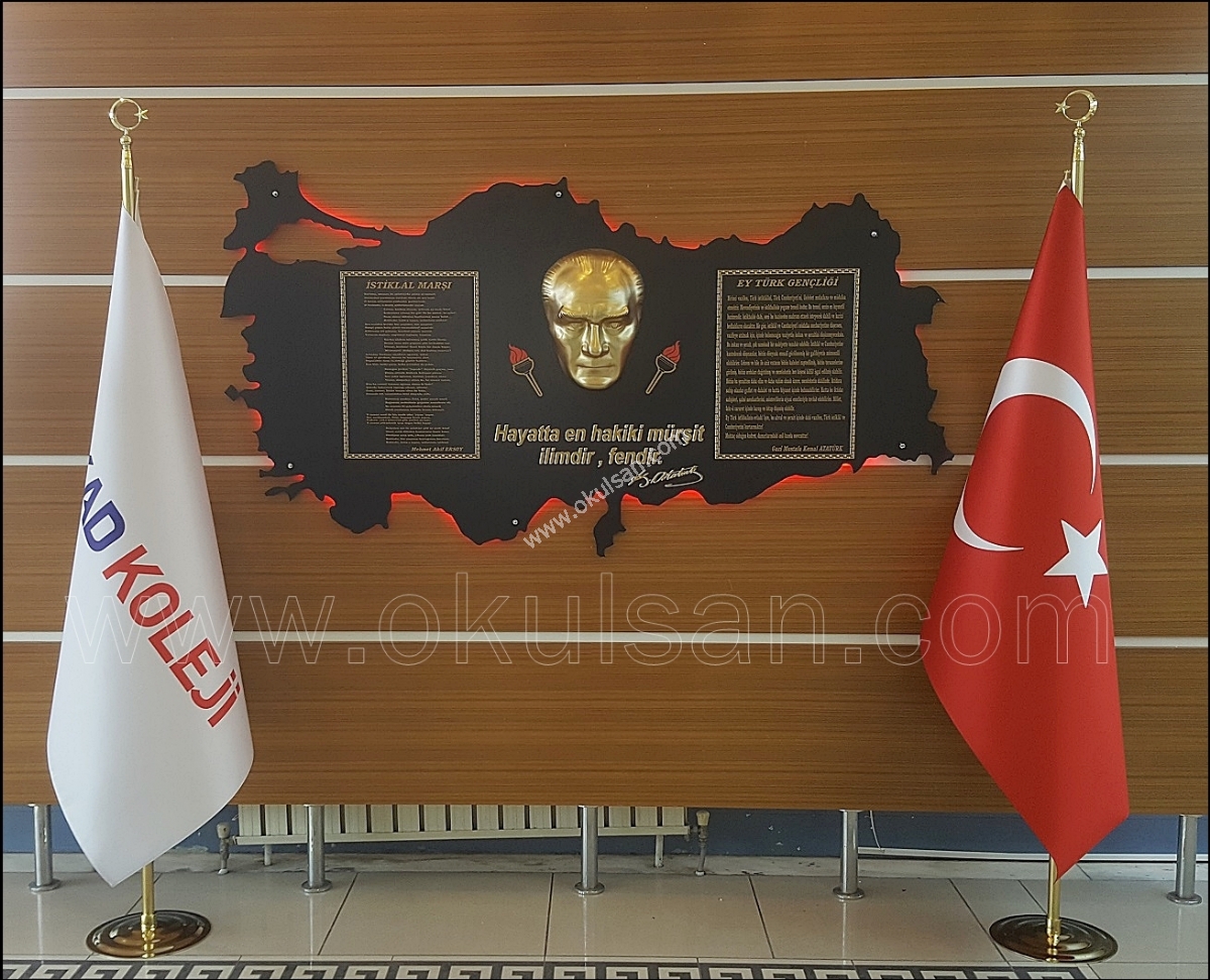 Işıklı Türkiye görselli Atatürk köşesi ve bayrak direkleri