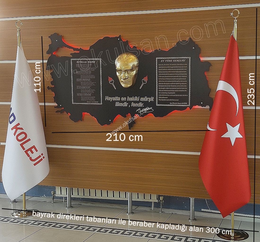 Işıklı Türkiye görselli Atatürk köşesi ve bayrak direkleri