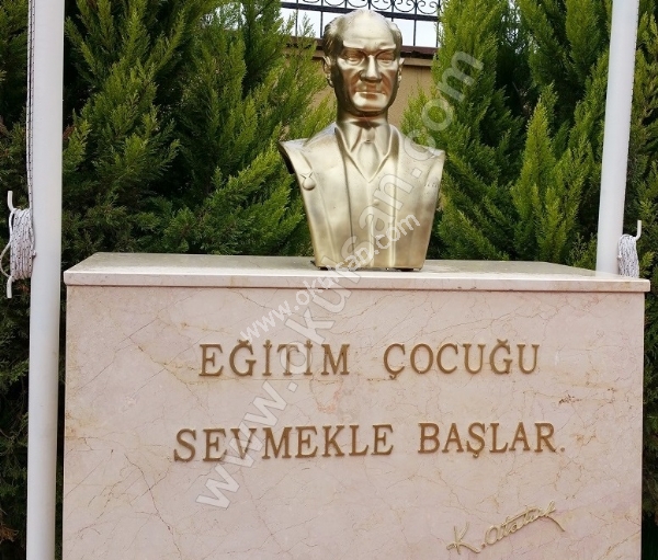 Atatürk Büstü kaidesi yazıları