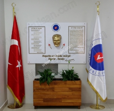 Atatürk köşeleri örnekleri Atatürk köşesi pleksi model bayrak direkli