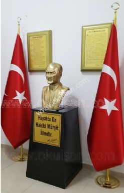 Atatürk köşeleri iç mekan Ahşaplı kaideli model ve bayrak direkleri